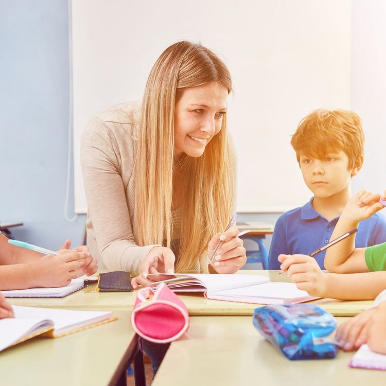 Gruppe Kinder macht Hausaufgaben in Ganztagsschule